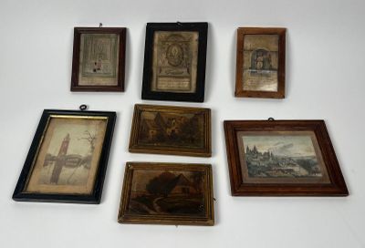 de nombreux tableaux encadrés accrochés au mur d'une pièce