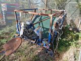 un tracteur qui est garé dans l'herbe près d'une clôture