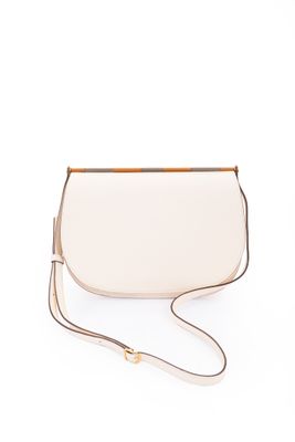 un sac à bandoulière en cuir blanc sur fond blanc