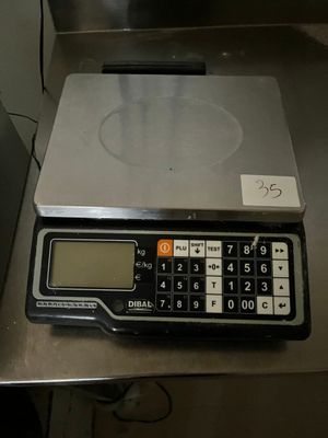 une calculatrice posée sur une table en métal