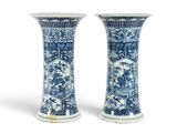 paire de vases bleus et blancs posés sur une surface blanche