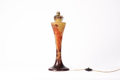 une lampe posée sur une table, sur fond blanc