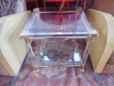 une table en verre sur laquelle est posé un parasol rouge