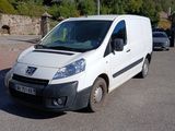 une camionnette blanche garée dans un parking