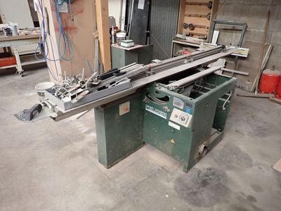 une image d'une machine qui travaille sur un morceau de bois