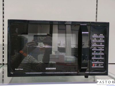 un micro-ondes posé sur une étagère dans un magasin