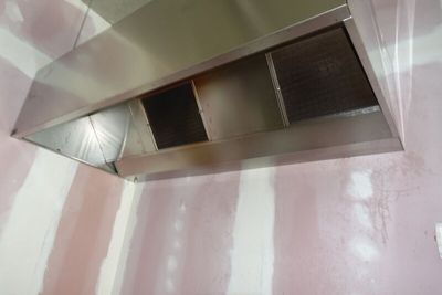 SUR DESIGNATION : Une hotte inox