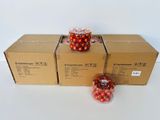 trois boîtes de décorations de Noël rouges posées sur une table