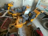 une petite machine qui se trouve dans un garage