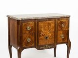 une image d'une petite commode avec un plateau en marbre
