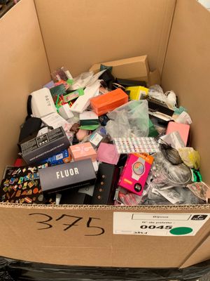 une boîte en carton remplie d'articles assortis dans un magasin