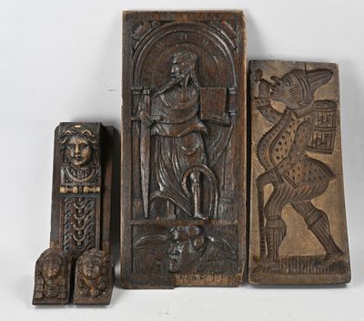 trois sculptures en bois représentant un homme, une femme et un lion