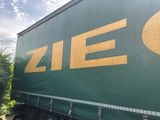 un grand camion vert avec un logo Ziel jaune sur le côté