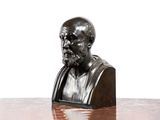 un buste d'homme barbu posé sur une table