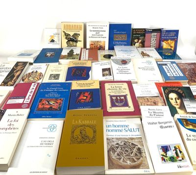 beaucoup de livres sur la table