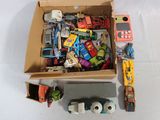 une boîte en carton remplie de petites voitures de toutes sortes