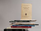 plusieurs livres sont empilés sur une table