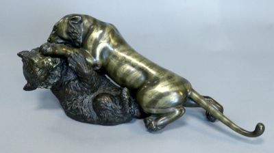 statue en bronze représentant un tigre et un chien sur fond blanc