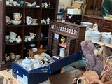 une table avec beaucoup d'objets dans une pièce