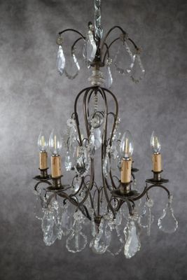 un gros plan d'un lustre à cinq lumières