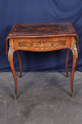 une petite table en bois surmontée d'un tiroir