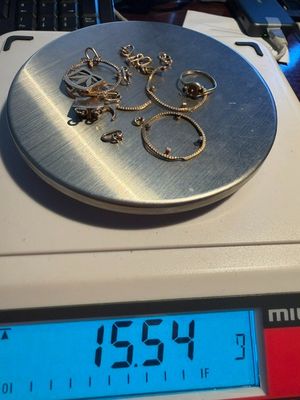 une horloge posée sur une balance, elle-même posée sur un bureau