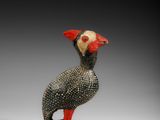 une image représentant un oiseau en bois au bec rouge