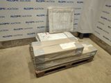 une palette remplie de cartons posée par terre devant un mur
