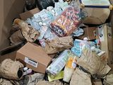 une boîte en carton remplie d'une multitude d'objets