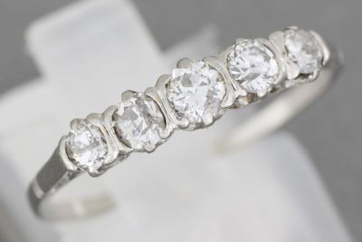 gros plan d'une bague en diamant sur une surface blanche