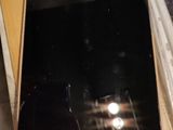 une tablette posée dans une boîte par terre