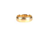 gros plan d'une bague en or sur fond blanc