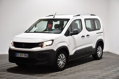 la camionnette blanche est garée sur le sol en damier d'une pièce