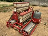 une machine rouge et blanche posée par terre