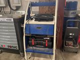 une photo d'un poste de travail avec des outils dessus