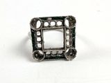une image représentant une bague en argent percée de trous au milieu