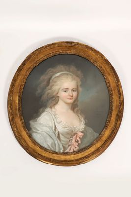 portrait d'une dame en robe blanche, dans un cadre doré