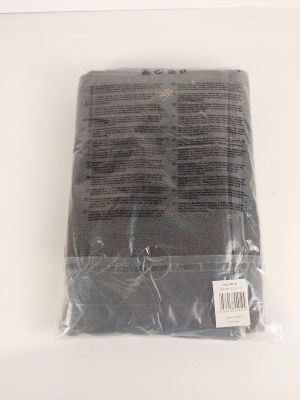 un sac en tissu noir posé sur une table
