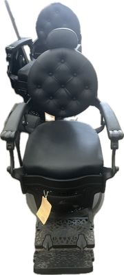 Trois fauteuils de travail pour barbier.