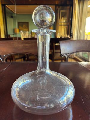 une carafe en verre posée sur une table dans un restaurant