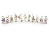 un ensemble de figurines en porcelaine représentant des personnes avec des instruments de musique