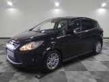 La Ford C-Max noire est garée sur un sol en carrelage à damier.