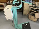 une machine posée sur le sol d'une pièce