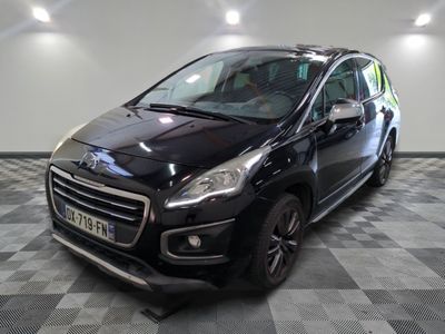 la photo d'une petite voiture noire garée dans un garage