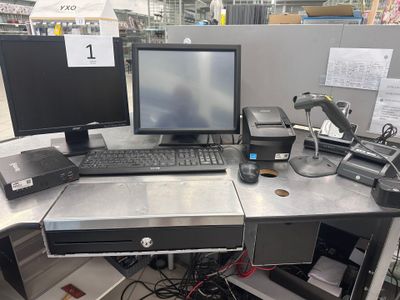 un bureau sur lequel se trouvent un ordinateur, une imprimante et un scanner