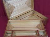 une petite boîte en bois avec un couvercle, posée sur une surface rouge