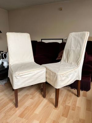 deux chaises qui se trouvent dans un salon