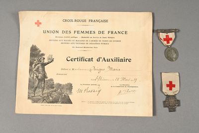 un certificat sur lequel figure une croix rouge à côté d'une médaille et d'une autre médaille