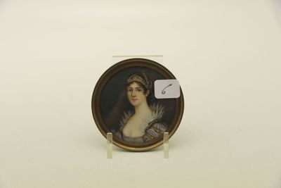 un portrait miniature représentant une femme vêtue d'une robe violette