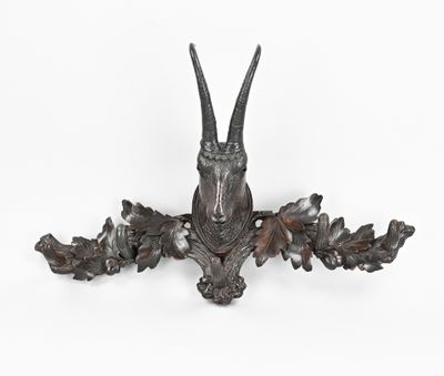 un gros plan sur une sculpture représentant une chèvre avec des cornes sur la tête